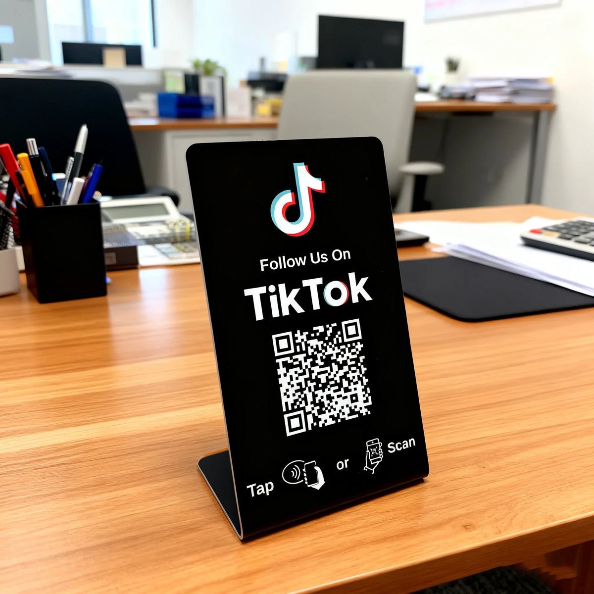 Présentoir NFC et QR code Cardavis pour suivre un commerce sur les réseaux sociaux
