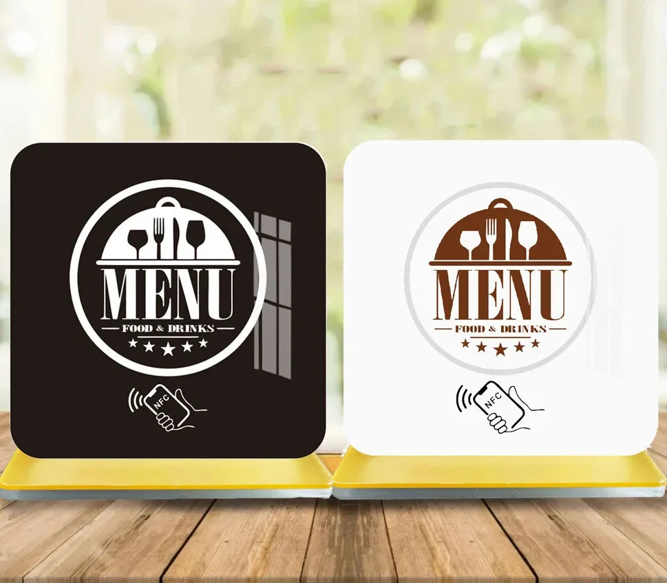 Présentoir NFC Menu Cardavis posé sur une table de restaurant